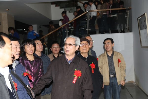 与市委领导及市著名书画家一同参观展览