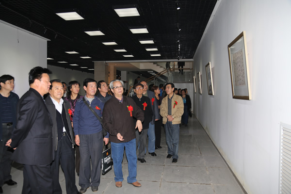与市委领导及市著名书画家一同参观展览