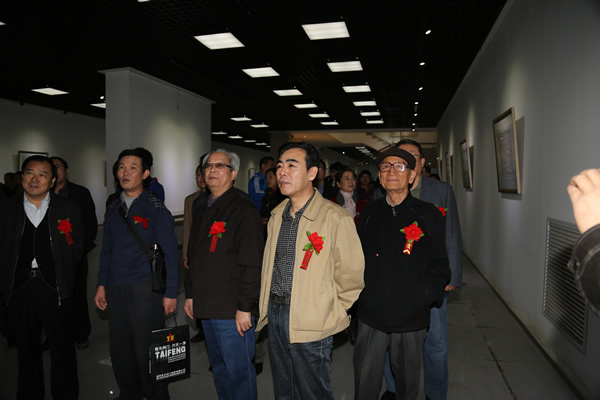 与市委领导及市著名书画家一同参观展览