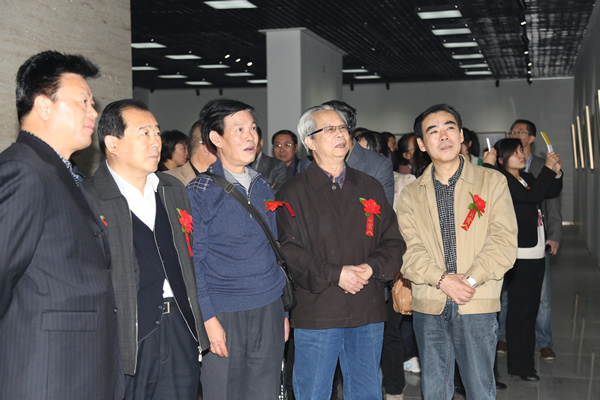 与市委领导及市著名书画家一同参观展览
