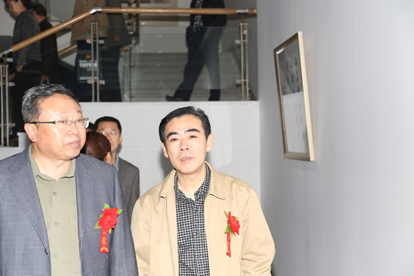 与摄影家侯希智一同参观展览