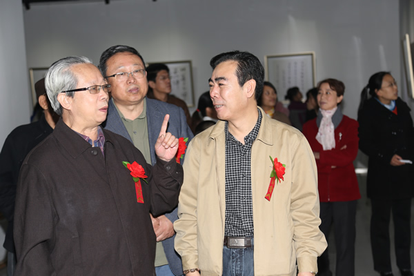与著名书画家王颜山及摄影家侯希智一同参观展览