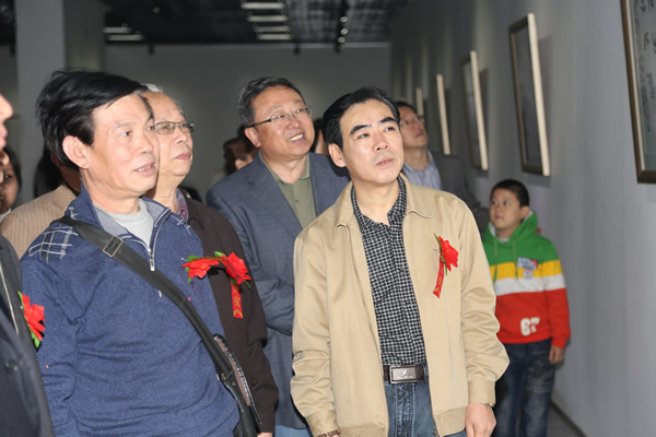 与书画家姚山晨等一同参观展览