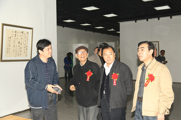 与市委领导王顶岐、书画家侯宇爽、张伯祥一同参观展览