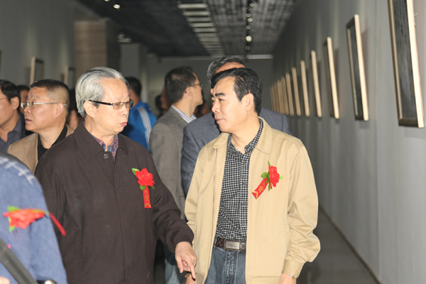 与书画家王颜山一同参观展览