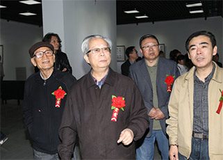 与著名书画家王颜山、侯宇爽及摄影家侯希智一同参观展览