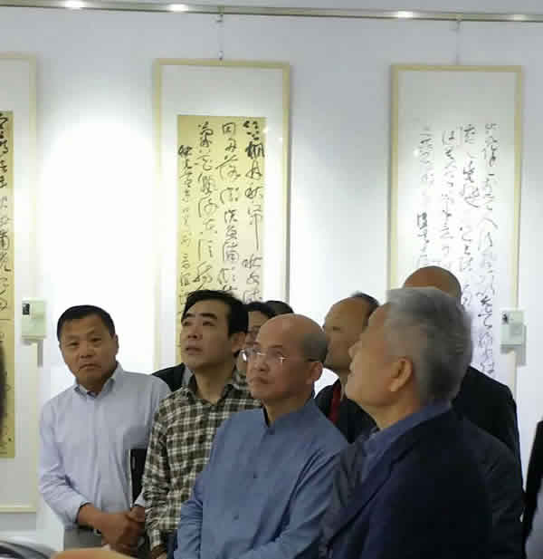 与著名书法家一起参观书画展