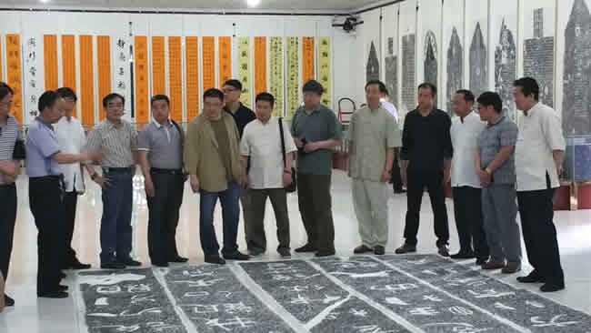 与省内著名书画家一行观赏泰山景石峪拓片