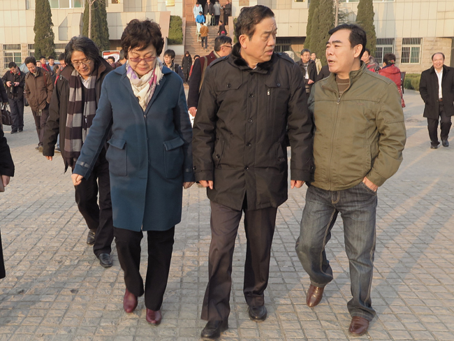与中国书法家协会主席苏士澍先生亲切交谈