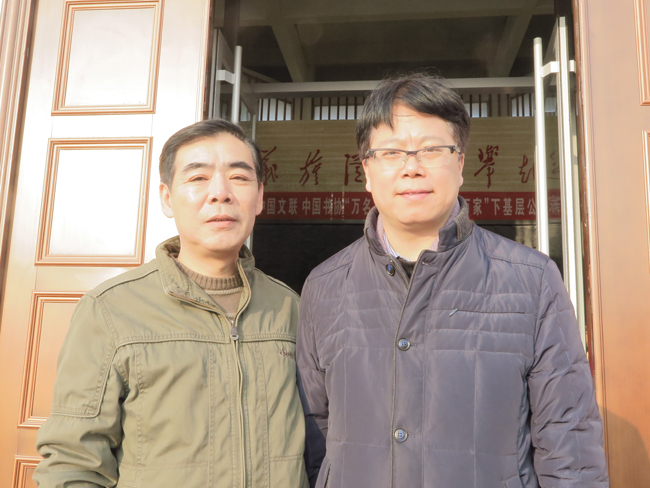 与山东师范大学美术学院副教授、硕士研究生导师，中国书法家协会会员， 山东省书法家协会秘书长靳永先生合影