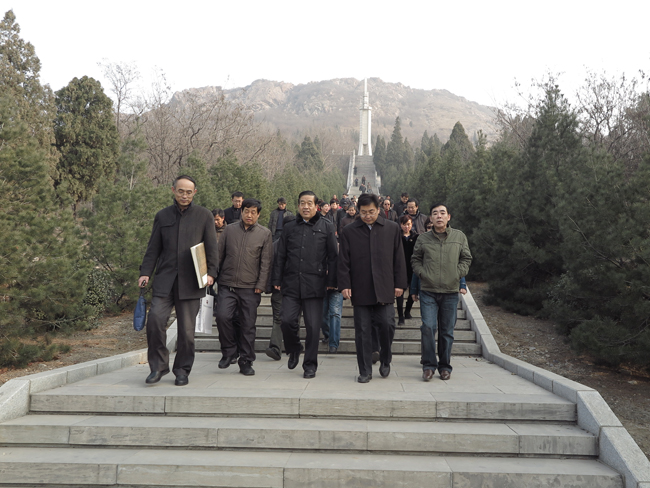 陪同中国书法家协会苏士澍主席及中国书协 著名书法家参观黑铁山纪念馆